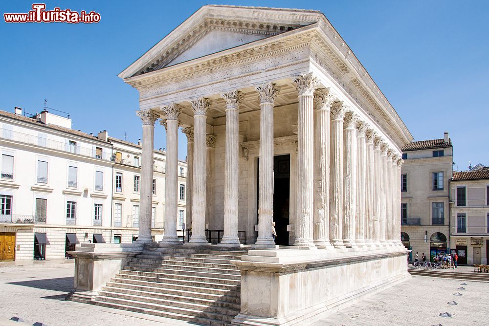 Immagine L'antico tempio romano Maison Carrée di Nimes, Francia. Venne eretto in memoria di due nipoti di Augusto, Caio e Lucio Cesare.