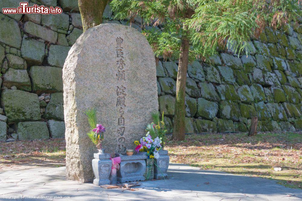 Immagine Lapide a ricordo del suicidio di Toyotomi Hideyori e di sua madre Yodo-dono al castello di Osaka, Giappone. - © beibaoke / Shutterstock.com