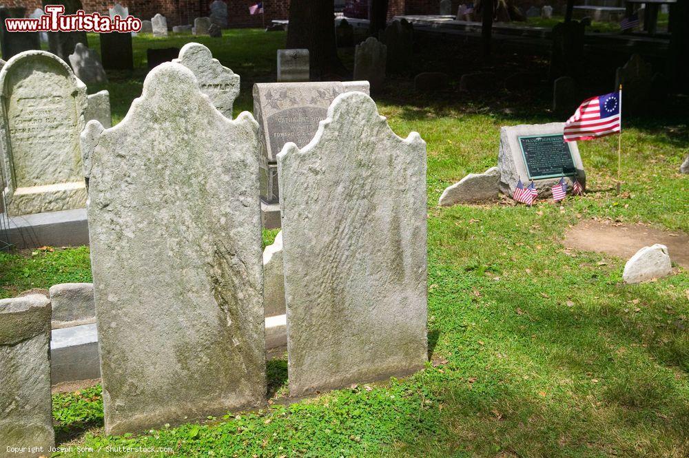 Immagine Lapide con bandiera americana per Francis Hopkinson nel Christ Church Burial Ground di Philadelphia (USA).  E' stato il firmatario della Dichiarazione d'Indipendenza e colui che ha disegnato la bandiera americana - © Joseph Sohm / Shutterstock.com