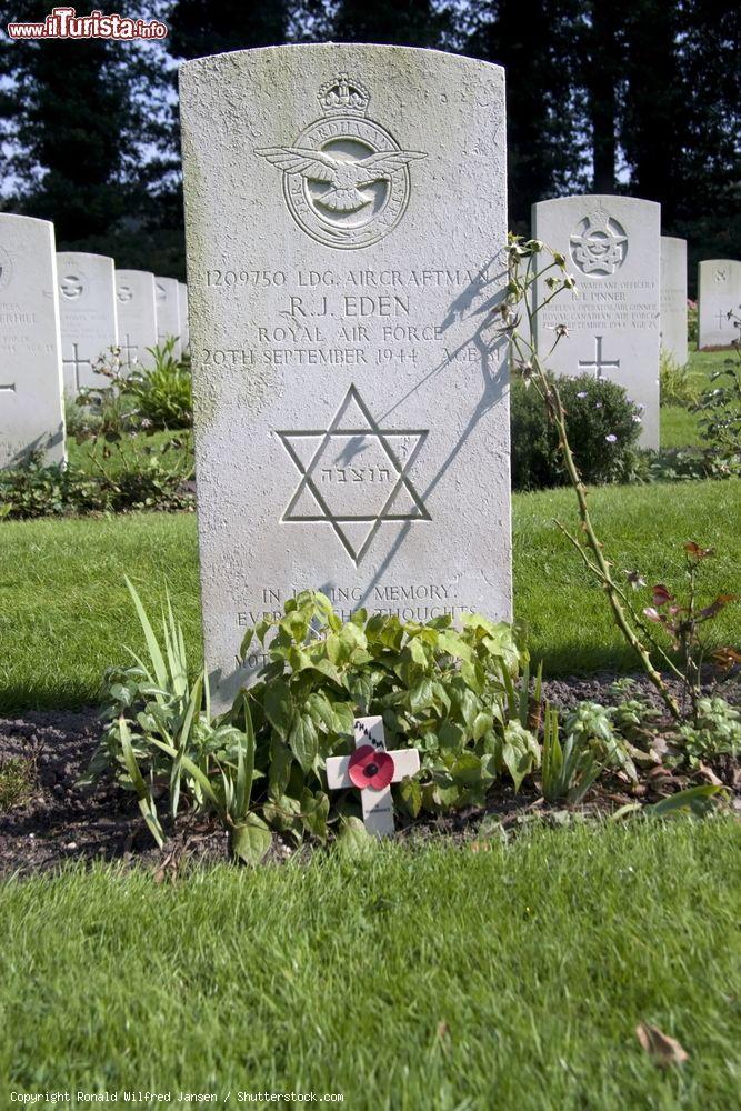 Immagine Lapide di un militare in servizio alla Royal Air Force all'Airborne Cemetery di Oosterbeek, Olanda - © Ronald Wilfred Jansen / Shutterstock.com