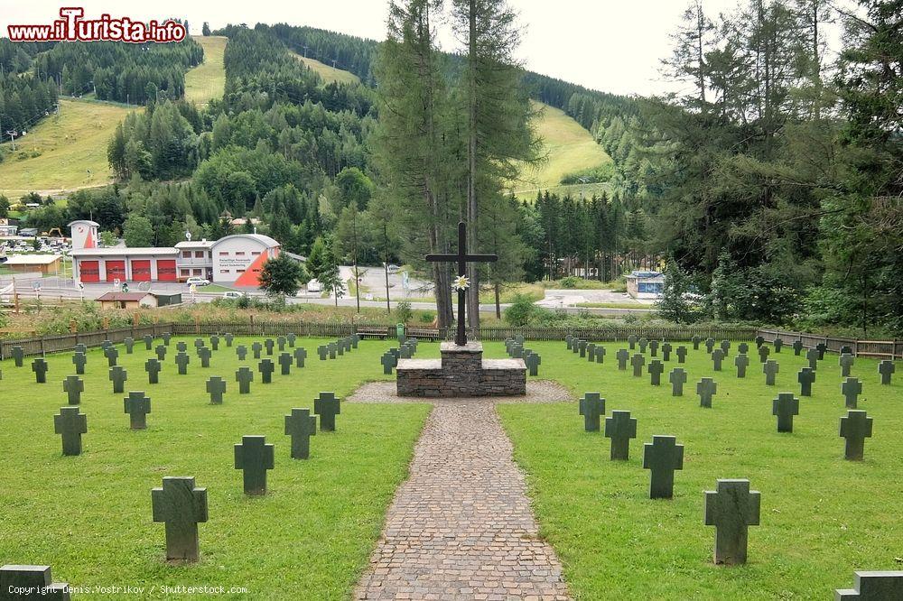 Immagine Lapidi al cimitero dei soldati di Semmering (Soldatenfriedhof), Bassa Austria - © Denis.Vostrikov / Shutterstock.com