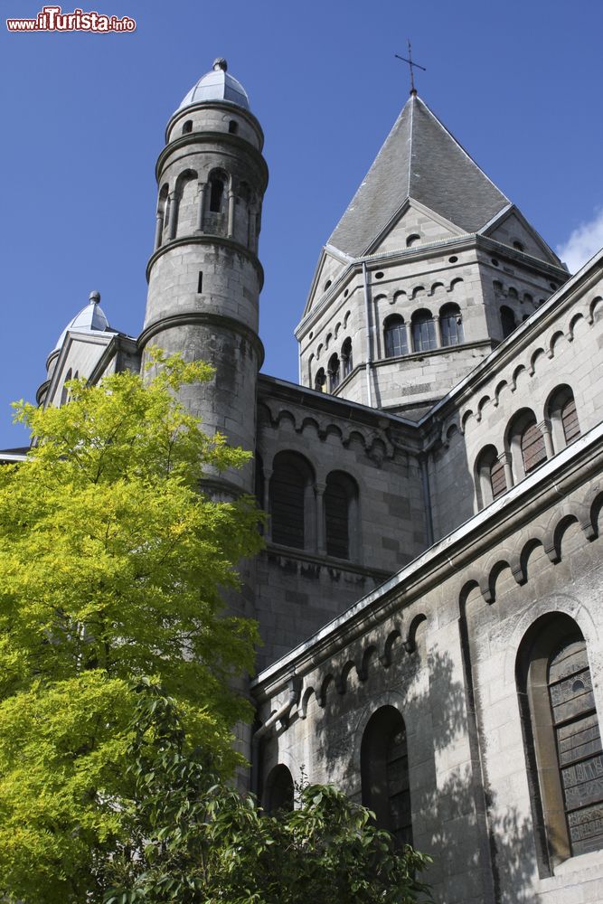 Immagine L'architettura austera della cattedrale di Spa, Belgio.