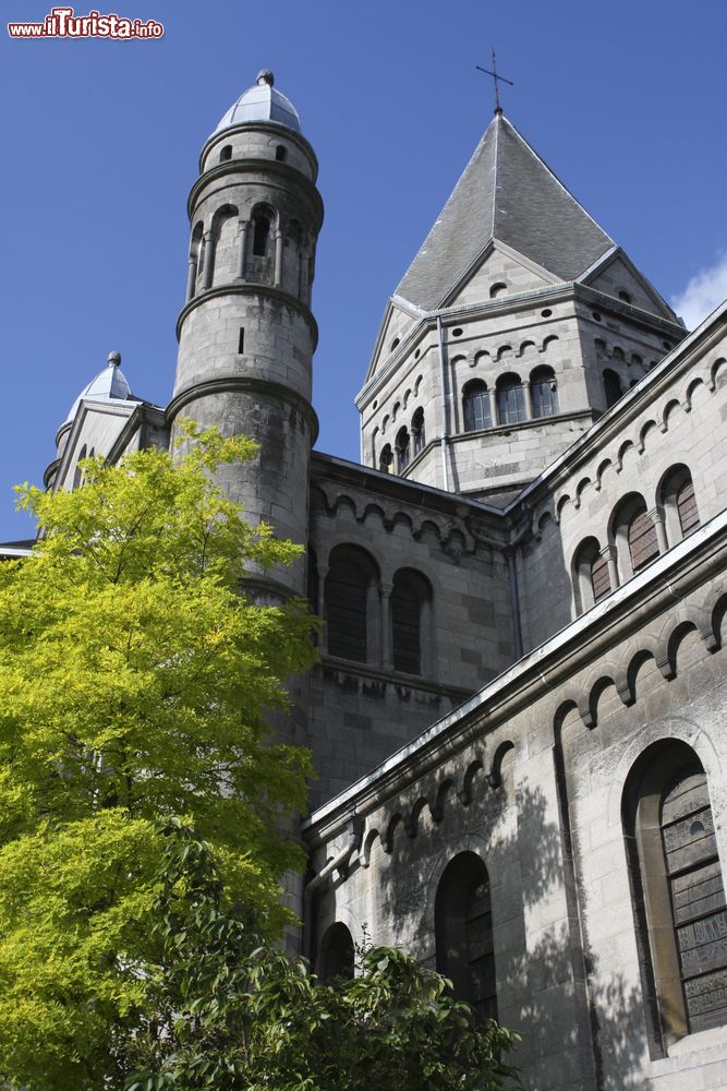 Immagine L'architettura austera della cattedrale di Spa, Belgio.