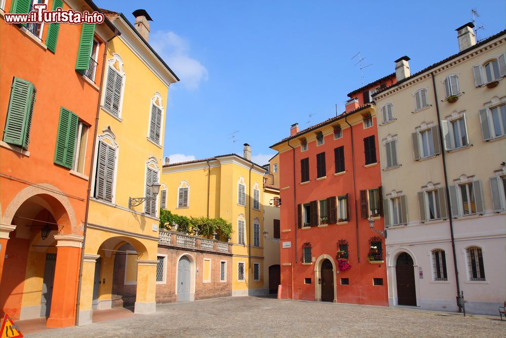 Immagine L'architettura dai colori mediterranei di Modena, Emilia-Romagna.