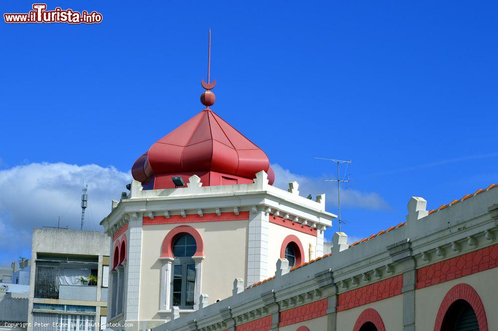 Immagine L'architettura del mercato municipale di Loulé, Portogallo - © Peter Etchells / Shutterstock.com