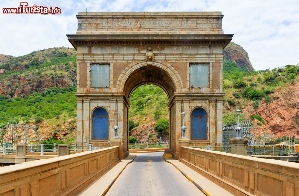 Immagine L'arco di Hartbeespoort Dam a Pretoria, Sudafrica. Questa diga ad arco si trova circa 20 km a ovest di Pretoria. Venne progettata originariamente per l'irrigazione.