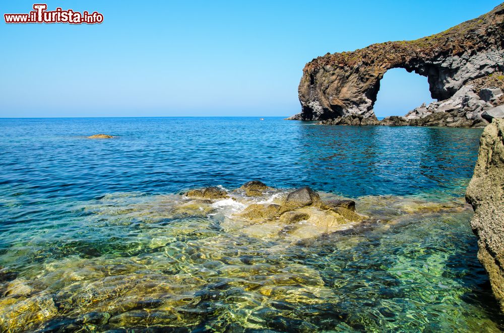 Immagine L'arco di roccia di  Punta Perciato vicino alla spiaggia di Pollara sull'isola di Salina alle Eolie