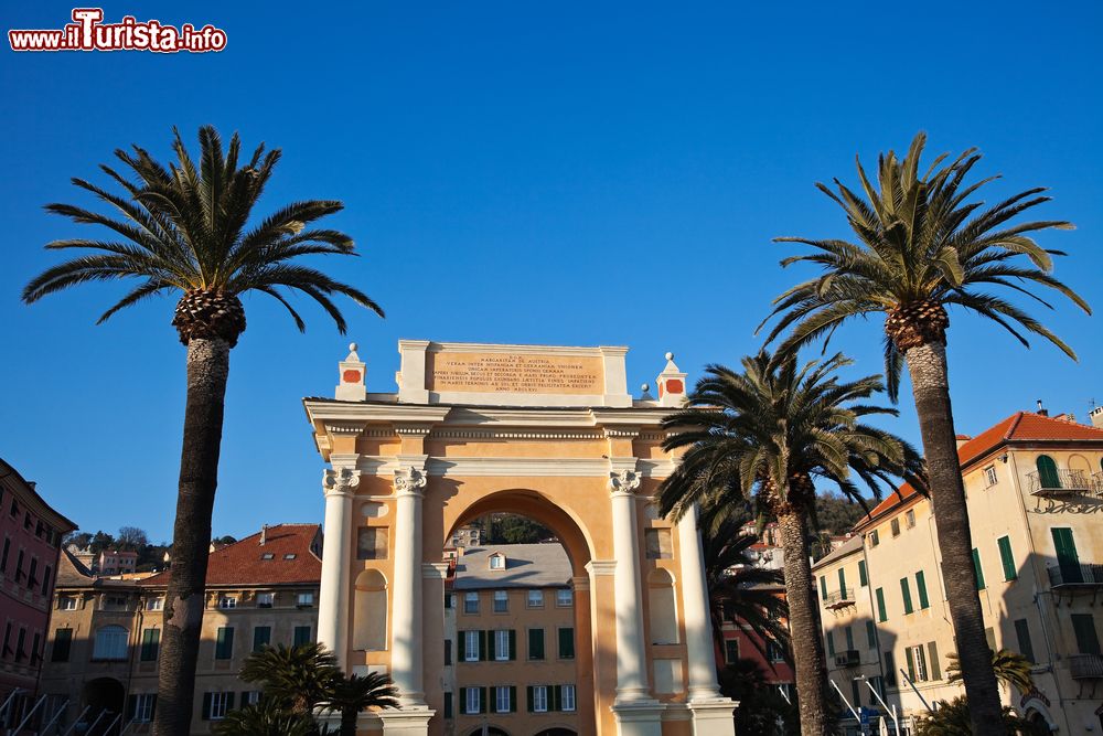 Immagine L'arco trionfale dedicato alla regina Margherita d'Austria a Finale Ligure (Savona).