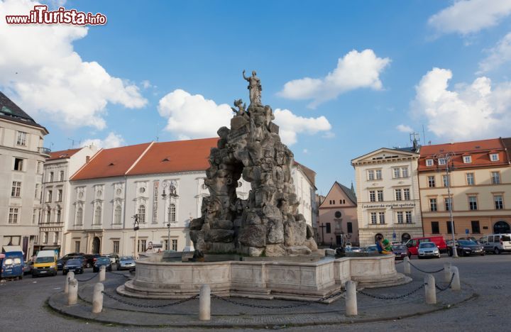 Immagine L'area di Cabbage Market con la fontana Parnas a Brno, Repubblica Ceca. Siamo nel centro della cittadina della Moravia nel bel mezzo della piazza del mercato ortofrutticolo. Venne costruita alla fine del XVII° secolo quando sostituì la precedente rinascimentale con l'aquila- © 164380940 / Shutterstock.com