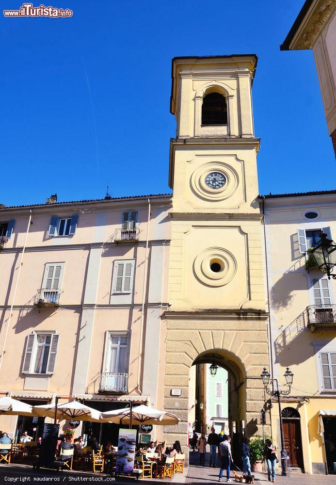 Immagine L'area pedonale della città vecchia di Acqui Terme con la fonte La Bollente, Piemonte - © maudanros / Shutterstock.com