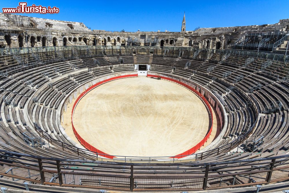 Immagine L'arena di Nimes (Francia), utilizzata per le corride dei tori, vista dalle gradinate.