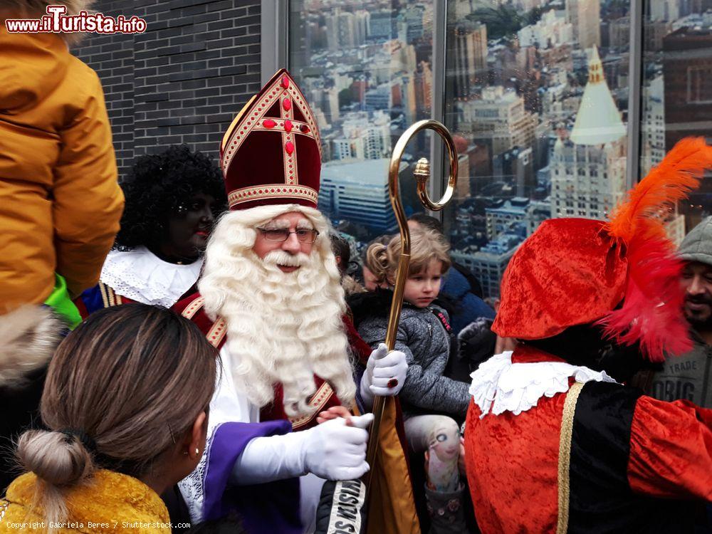 Immagine L'arrivo di San Nicola (Sinterklaas) nel centro di Den Haag (Olanda). Col suo cappello rosso e la lunga barba bianca, San Nicola giunge in città ogni anno a metà novembre su un'imbarcazione a vapore colma di regali per i bambini - © Gabriela Beres / Shutterstock.com