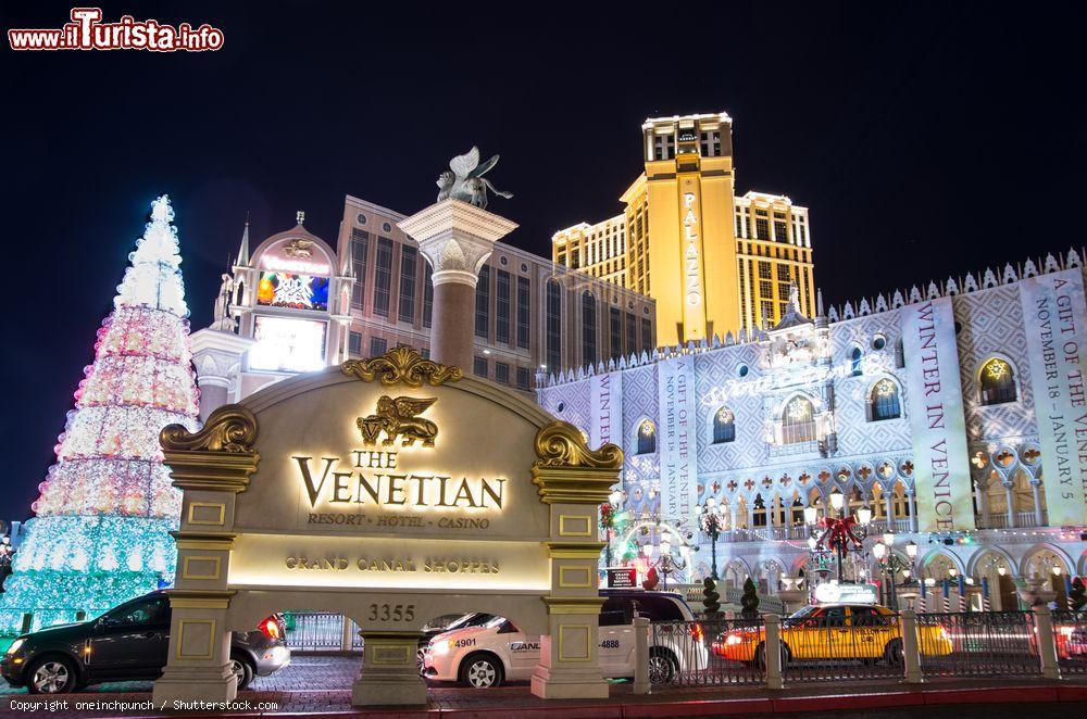 Immagine Las Vegas  fotografata nel periodo di Natale e Capodanno, Stati Uniti: siamo di fronte al Casino Venetian- © oneinchpunch / Shutterstock.com