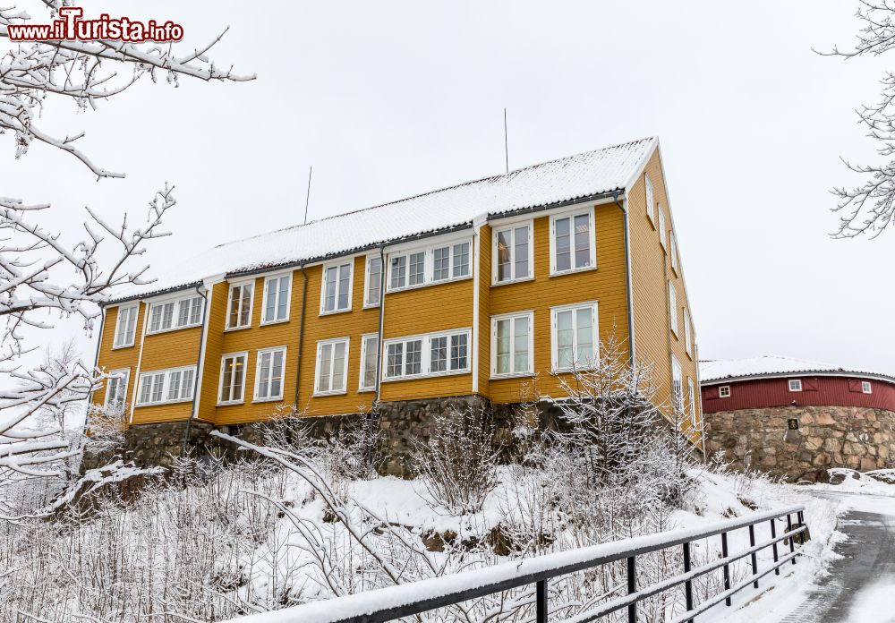 Immagine Lasarettet sull'isola di Odderoya, Kristiansand, Norvegia. L'edificio dalla facciata giallo ocra venne costruito nel 1804 per ospitare le persone contagiate dal colera.