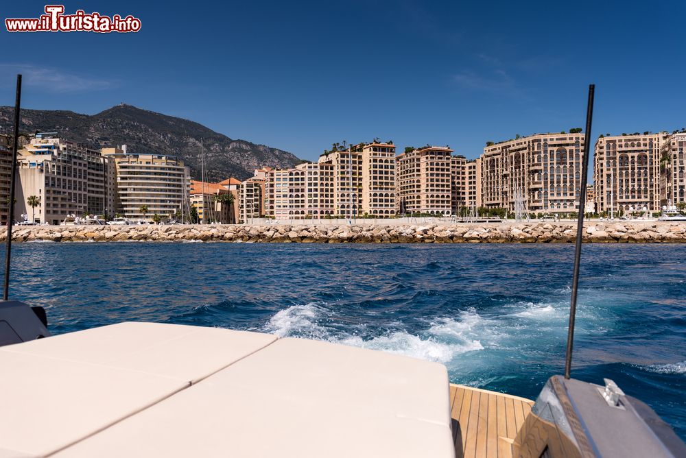 Immagine Lasciando Cap d'Ail via mare, Francia. Sullo sfondo, i palazzi residenziali che si affacciano sul Mediterraneo.