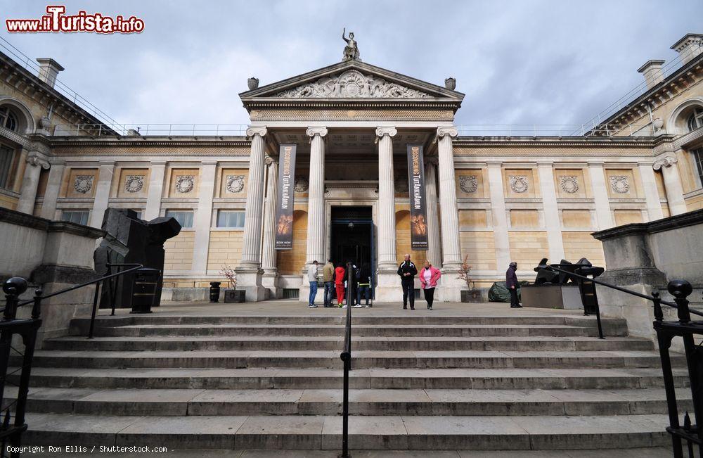 Immagine L'Ashmolean Museum of Art and Archaeology di Oxford, Inghilterra (UK). Fondato nel 1683, è uno dei musei pubblici più antichi al mondo e il più datato d'Europa. Si trova in Beaumont Street, nel centro della città - © Ron Ellis / Shutterstock.com