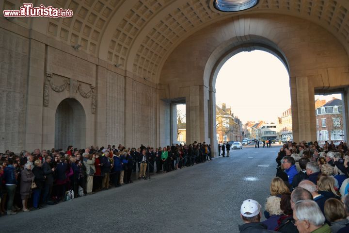 Immagine The Last Post, Ieper: la cerimonia de "The Last Post" si tiene ogni sera senza sosta dal 1928 alle ore 20. Per qualche minuto la città si ferma e i turisti, i parenti dei soldati e semplici cittadini si raccolgono per un tributo alle vittime della Prima Guerra Mondiale.