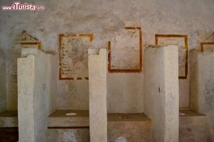 Immagine Latrine nel Convento di Tepoztlán: la particolarità di queste latrine all'interno dell'ex-Convento de la Natividad consite nel presentare, sulle pareti, alcune poesie e poemetti comici che hanno come tema i bisogni fisiologici.