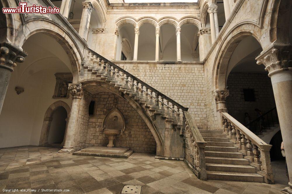 Immagine L'atrio del Palazzo dei Rettori a Dubrovnik, Croazia. Questo edificio, sede del governo della Repubblica di Ragusa, ospita oggi il museo cittadino. E' stata anche location per alcune scene del film Game of Thrones (Il Trono di Spade) - © ale_flamy / Shutterstock.com