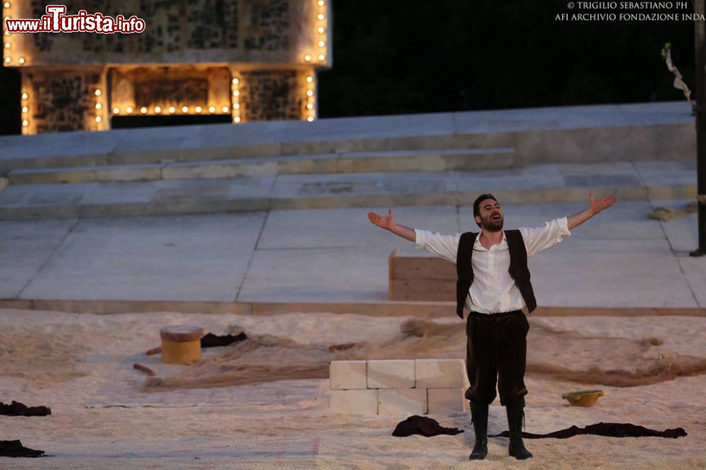 Immagine L'attore e cantante Mario Incudine sul palco della Disfida di Barletta, Puglia.