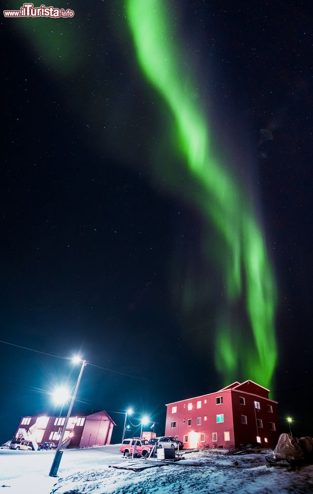 Immagine L'aurora boreale nel cielo della città di Longyearbyen, isole Svalbard, Norvegia. Grazie a questo suggestivo fenomeno ottico dell'atmosfera terrestre si formano bande luminose con forme e colori mutevoli.