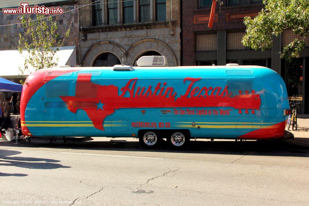 Immagine L'Austin Airstream Trailer, centro visitatori mobile (Texas). Lo si trova sulla 6th Street durante la  Formula One Fan Fest - © Tricia Daniel / Shutterstock.com