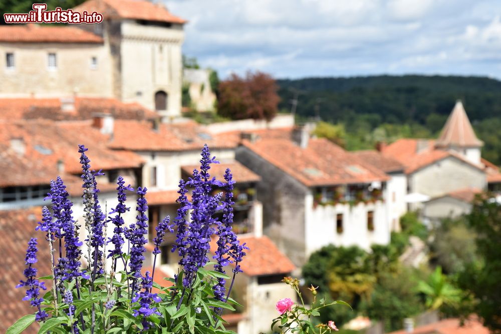Immagine Lavanda fiorita con il borgo di Aubeterre-sur-Dronne sullo sfondo, Francia.