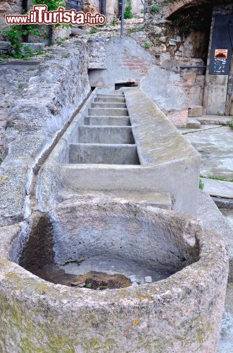 Immagine Un antico lavatoio in pietra a Borgio Verezzi, Liguria - © maudanros / Shutterstock.com