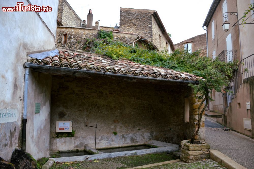 Immagine Il lavatoio di Lourmarin (Provenza, Francia). Qui un tempo si lavavano i panni, mentre oggi, sapientemente conservato, ha soprattutto una funzione estetica.