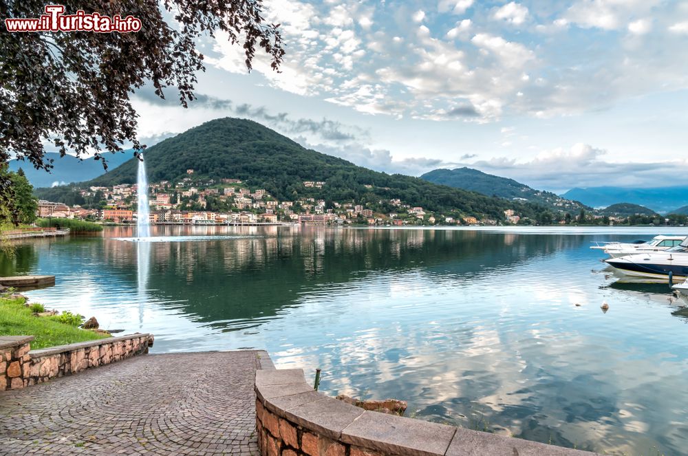 Immagine Lavena Ponte Tresa sul Lago di Lugano, provincia di Varese, Lombardia. Questa graziosa località adagiata sulle sponde del bacino lacustre detto anche Ceresio è costituita da due centri distinti: Lavena, nucleo storico del paese, e Ponte Tresa.