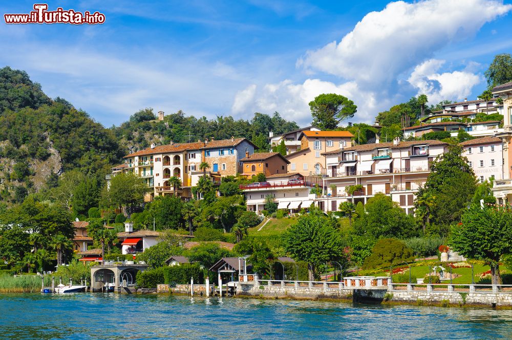 Immagine Lavena Ponte Tresa, una stazione di villeggiatura sul Lago di lugano in Lombardia.