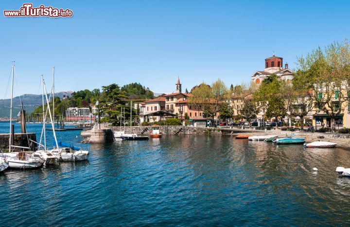 Immagine Laveno Mombello sulle sponde del Lago Maggiore, Lombardia. Il territorio di questo Comune del varesotto si trova in un'ampia insenatura naturale proprio di fronte a Verbania-Intra - © elesi / Shutterstock.com