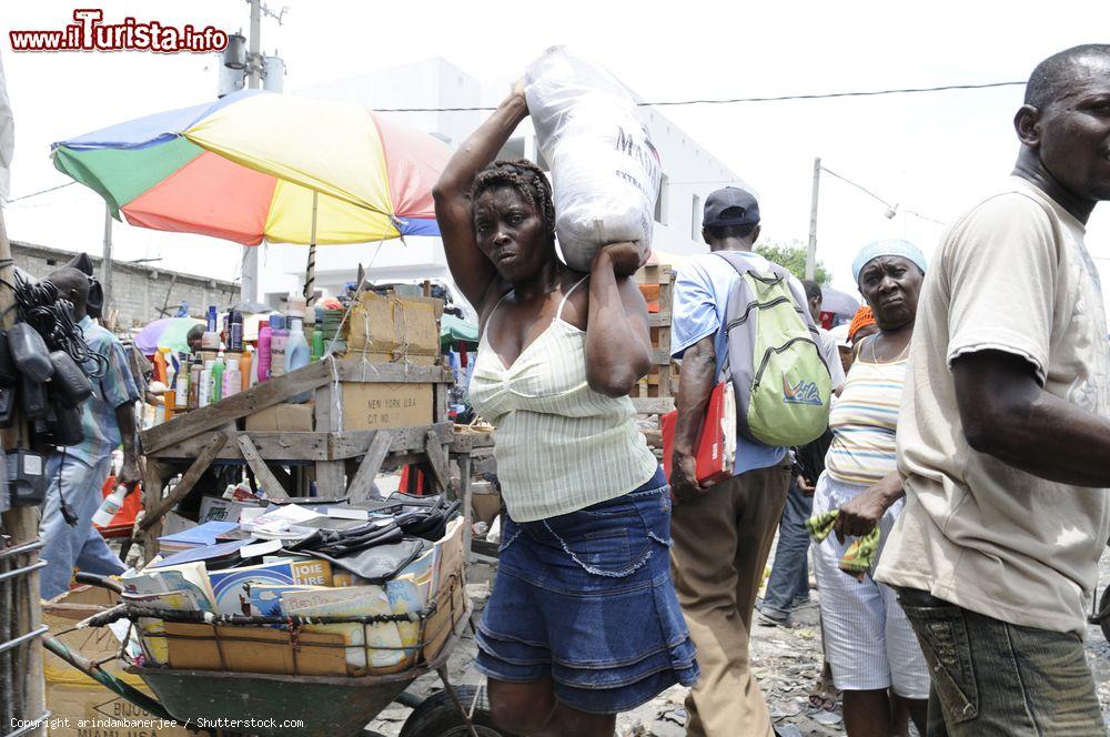 Immagine Lavoratori indaffarati nell'affollatissimo mercato di Port-au-Prince, Haiti - © arindambanerjee / Shutterstock.com