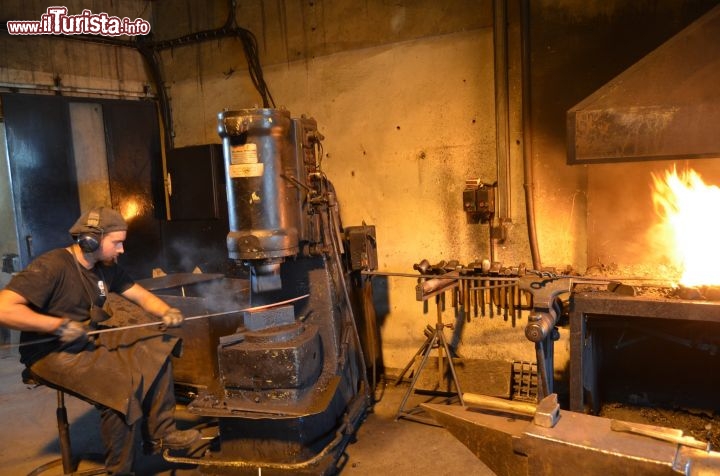 Immagine Artigiani in azione a Carpentras: la lavorazione del ferro a La Forge, Francia.