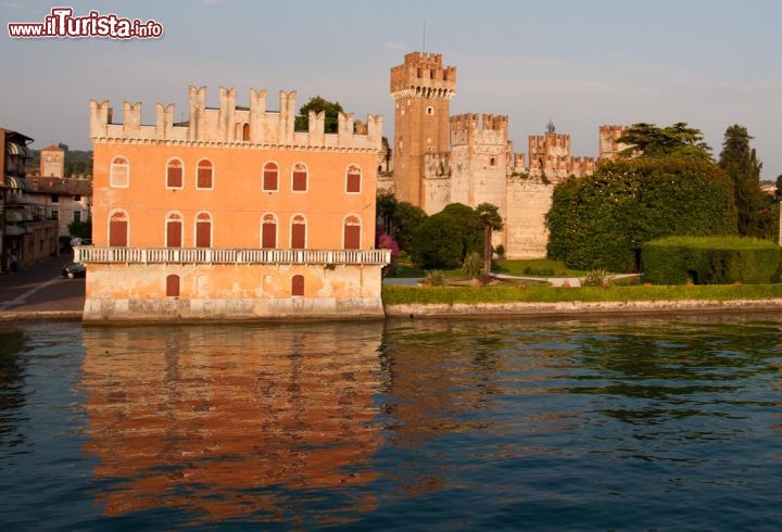 Immagine Lazise palazzo in stile veneziano e castello sul Lago di Garda - © Aigars Reinholds / Shutterstock.com