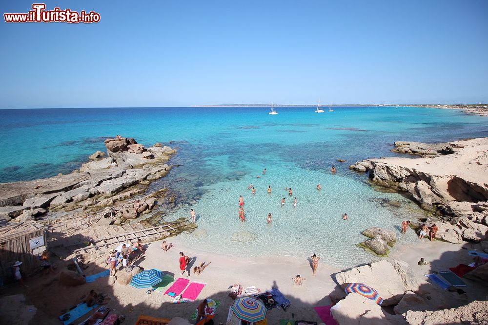 Immagine La baia di Es calo d'es mort una delle 10 spiagge più belle di Formentera alle Baleari, Spagna.