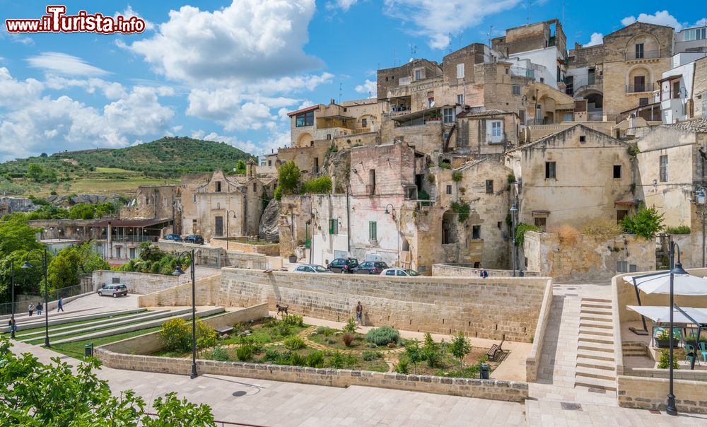 Immagine Le abitazioni del centro storico di Gravina in Puglia, sud Italia. Il centro ospita nel suo sottosuolo un mondo nascosto ricco di tesori: cunicoli, cantine, granai, forni seicenteschi e chiese rappresentano il volto segreto di Gravina in Puglia.