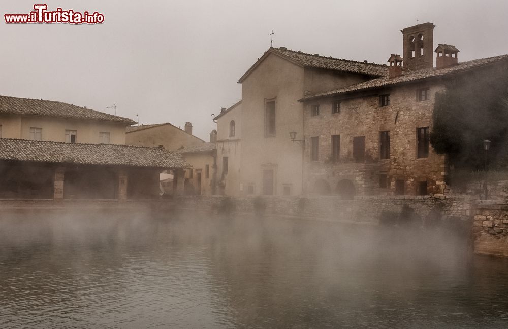 Immagine Le acque calde e fumanti, in inverno, di Bagno Vignoni in Toscana