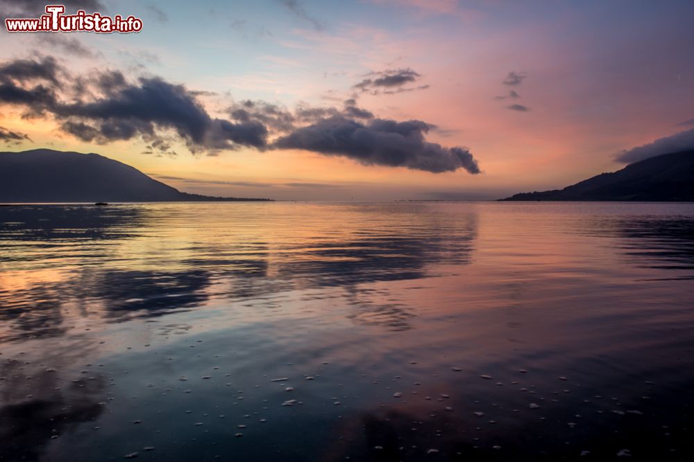 Immagine Le acque calme del Carlingford Lough fotografate da Warrenpoint in direzione di Carlingford