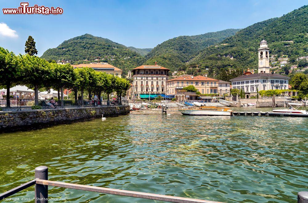 Immagine Le acque del lago di Como viste dal villaggio di Cernobbio, Lombardia - © elesi / Shutterstock.com