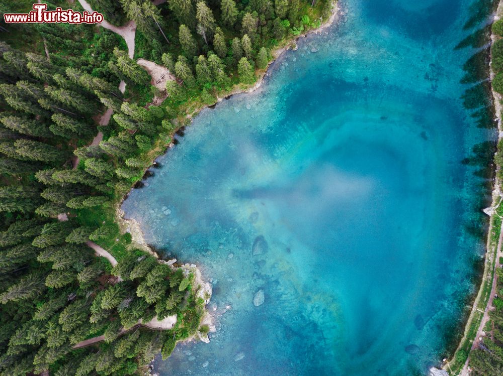Immagine Le acque limpide del Lago di Carezza nelle Dolomiti, fotografate con un drone.