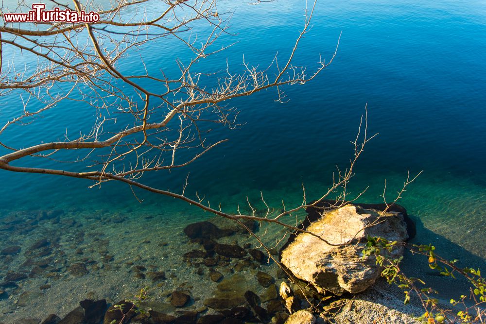 Immagine Le acque limpide del Lago di Como a Dorio, in Lombardia. In estate il clima invita ai bagni sulle rive del Lario