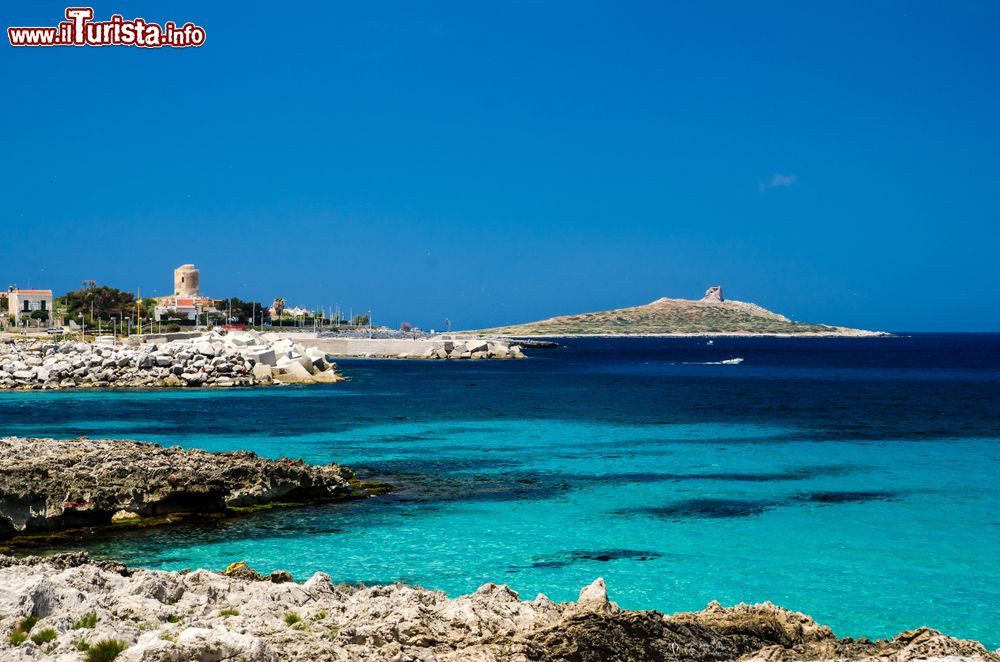 Immagine Le acque turchesi e pulite di Isola delle Femmine in provincia di Palermo (Sicilia)