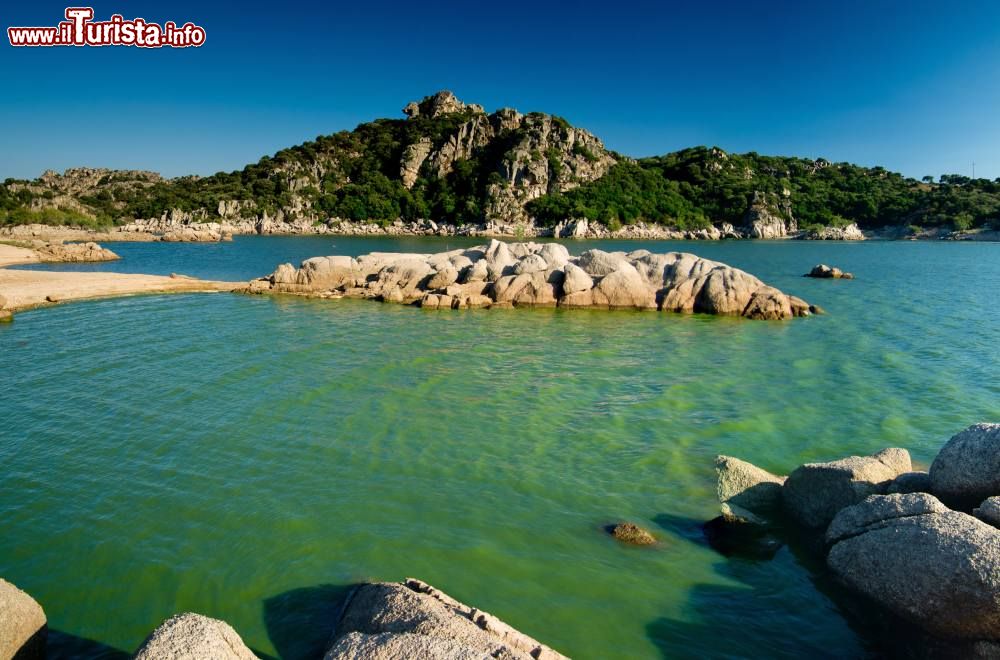 Immagine Le acque verde del Lago Coghinas nel cuore della Sardegna.