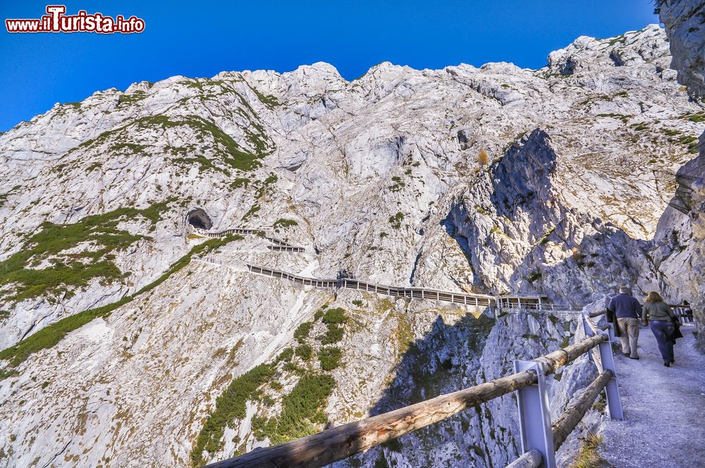 Immagine Le Alpi e il percorso per Eisriesenwelt (cave di ghiaccio) a Werfen, Austria. Con una estensione interna di 42 km, sono le grotte di ghiaccio più grandi al mondo.