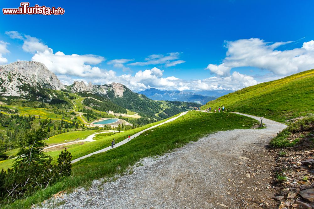 Immagine Le Alpi nei dintorni di Nassfeld in estate (Austria). Un suggestivo paesaggio alpino accompagna i turisti nelle passeggiate lungo i sentieri della Carinzia.