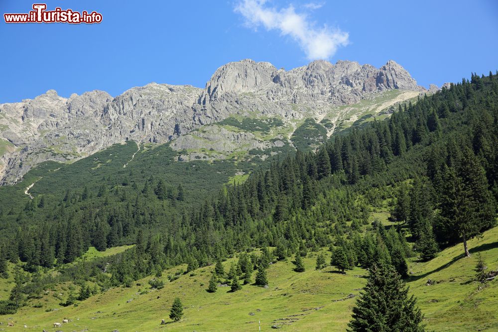 Immagine Le Alpi nei pressi di Imst nel nord del Tirolo, Austria. Questa località è un perfetto mix fra natura e cultura.