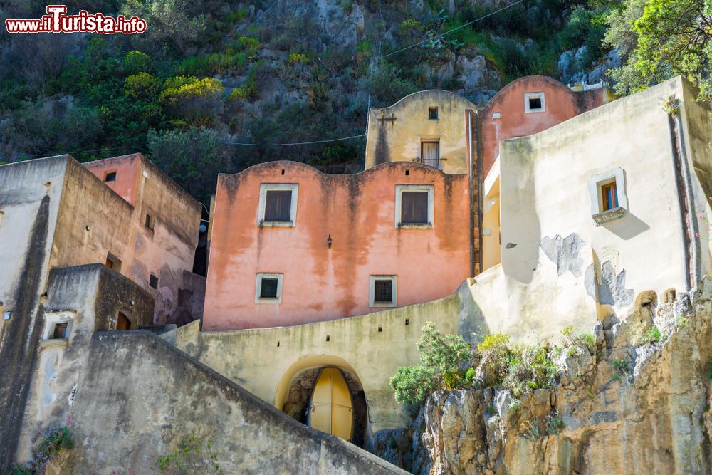 Immagine Le antiche case dei pescatori nel Fiordo di Furore, Costa d'Amalfi, Campania.