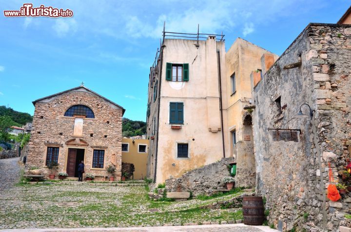 Immagine Le antiche case del borgo montano di Borgio Verezzi in Liguria - © maudanros / Shutterstock.com