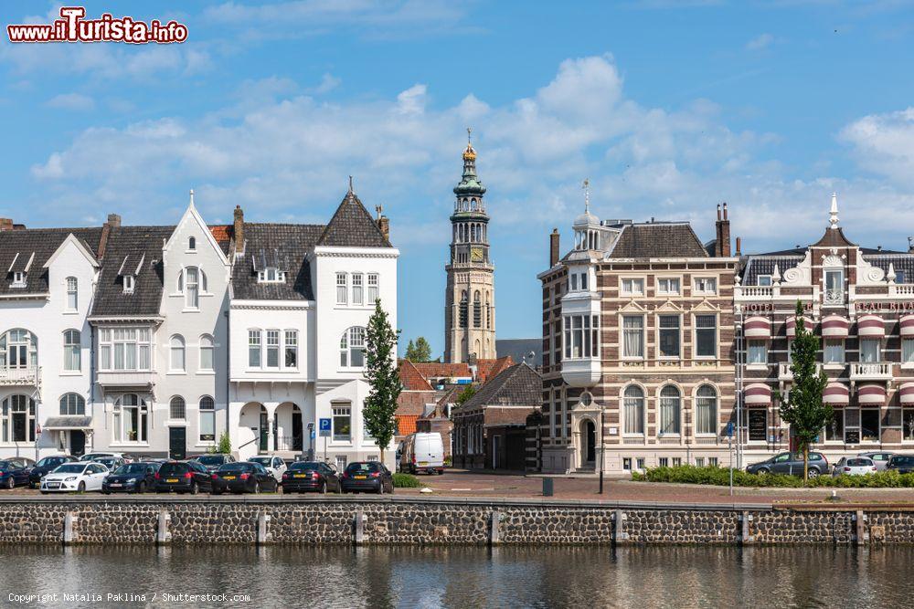 Immagine Le antiche case di Middelburg affacciate sul canale, Olanda - © Natalia Paklina / Shutterstock.com